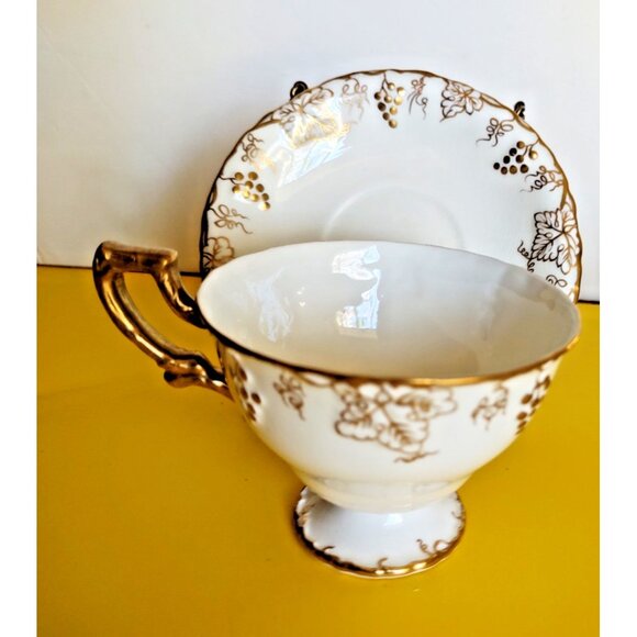 Royal Crown Derby Tea Cup & Saucer Set "Vine" Pattern Gold Gild raised - Picture 2 of 10